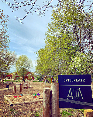 Auf dem Weg Richtung Strand befindet sich der Spielplatz mit Seilbahn, Klettermöglichkeiten, Schaukeln, uvm. – geschützt von schattigen Bäumen.