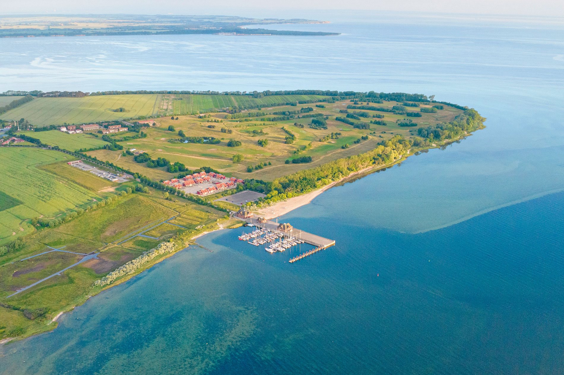 Luftaufnahme des Bades Huk Resorts – Halbinsel mit Marina an der Ostsee