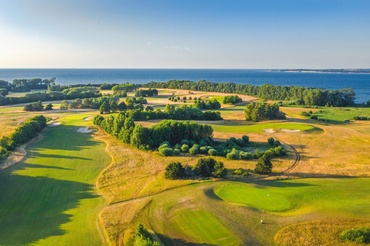 Luftaufnahme der 18-Loch-Golfanlage im Bades Huk Resort an der Ostseeküste