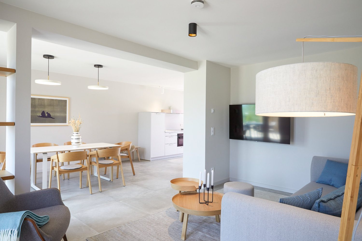 Offener Wohn- & Essbereich mit Küche und Eichenparkett – Bades Huk Apartment