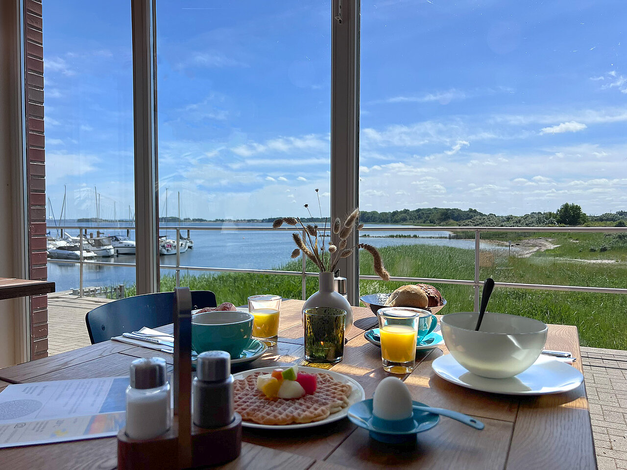 Marina Café am Meer im Bades Huk Resort – Frühstück am Wasser