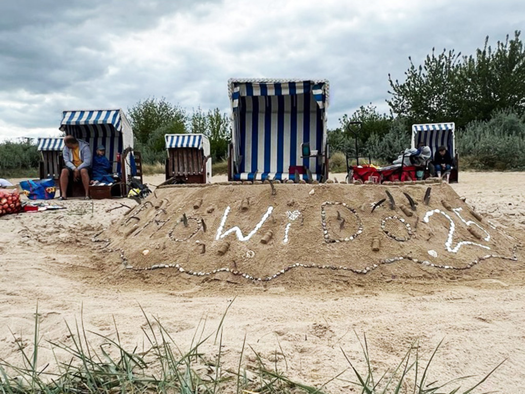 „Auf die Schippe – fertig – los!“: Bades Huk startet mit Sandkunst in die Strandsaison