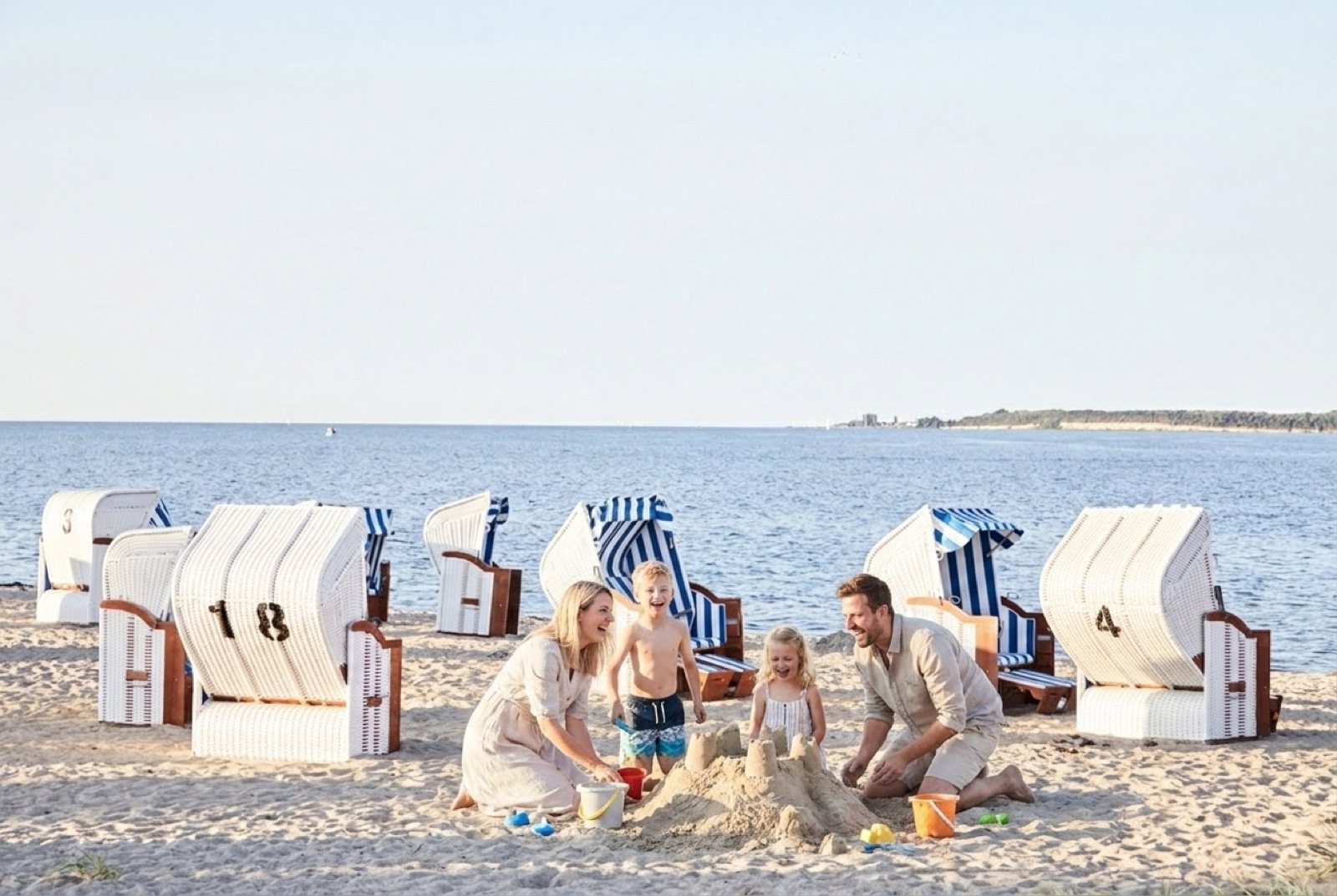 Strandkörbe am Sandstrand der Ostsee