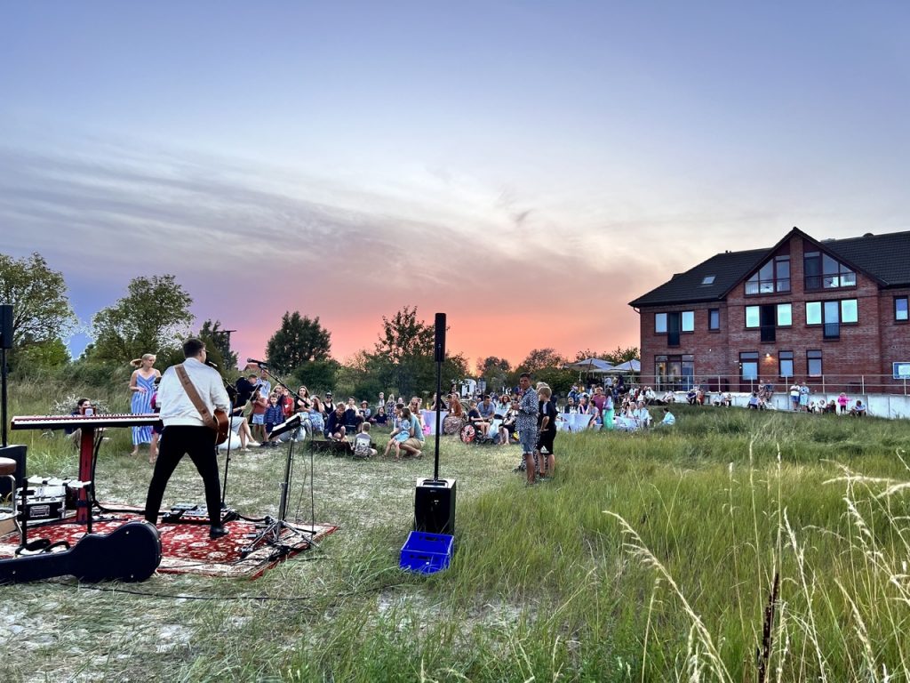 Beach Concert · ÖXL (Singer/Songwriter)